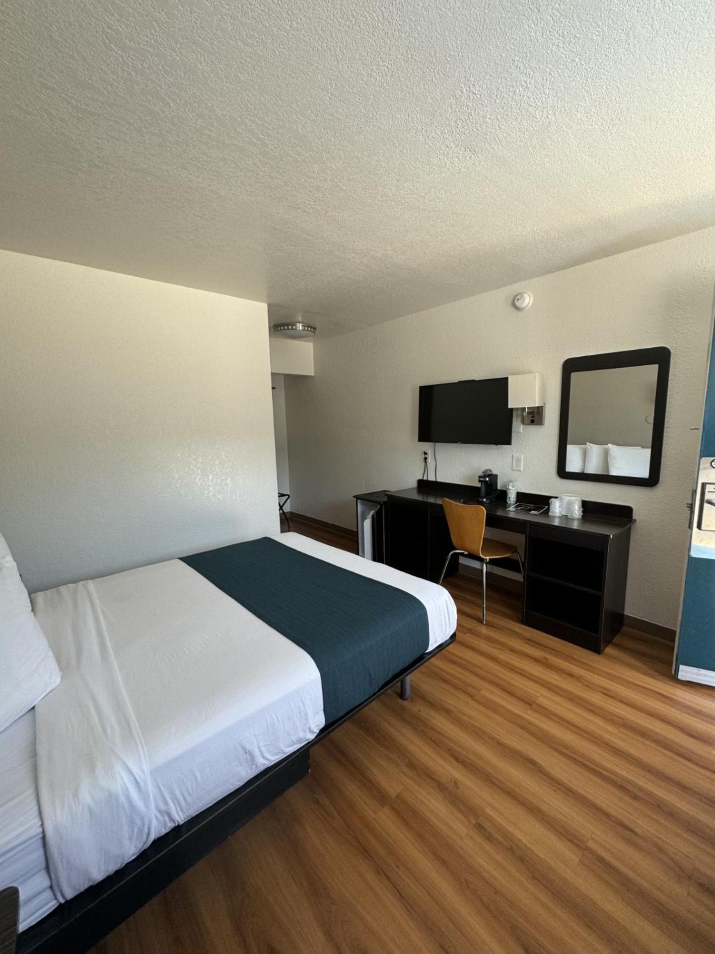 Hotel 6-stanton, Ca