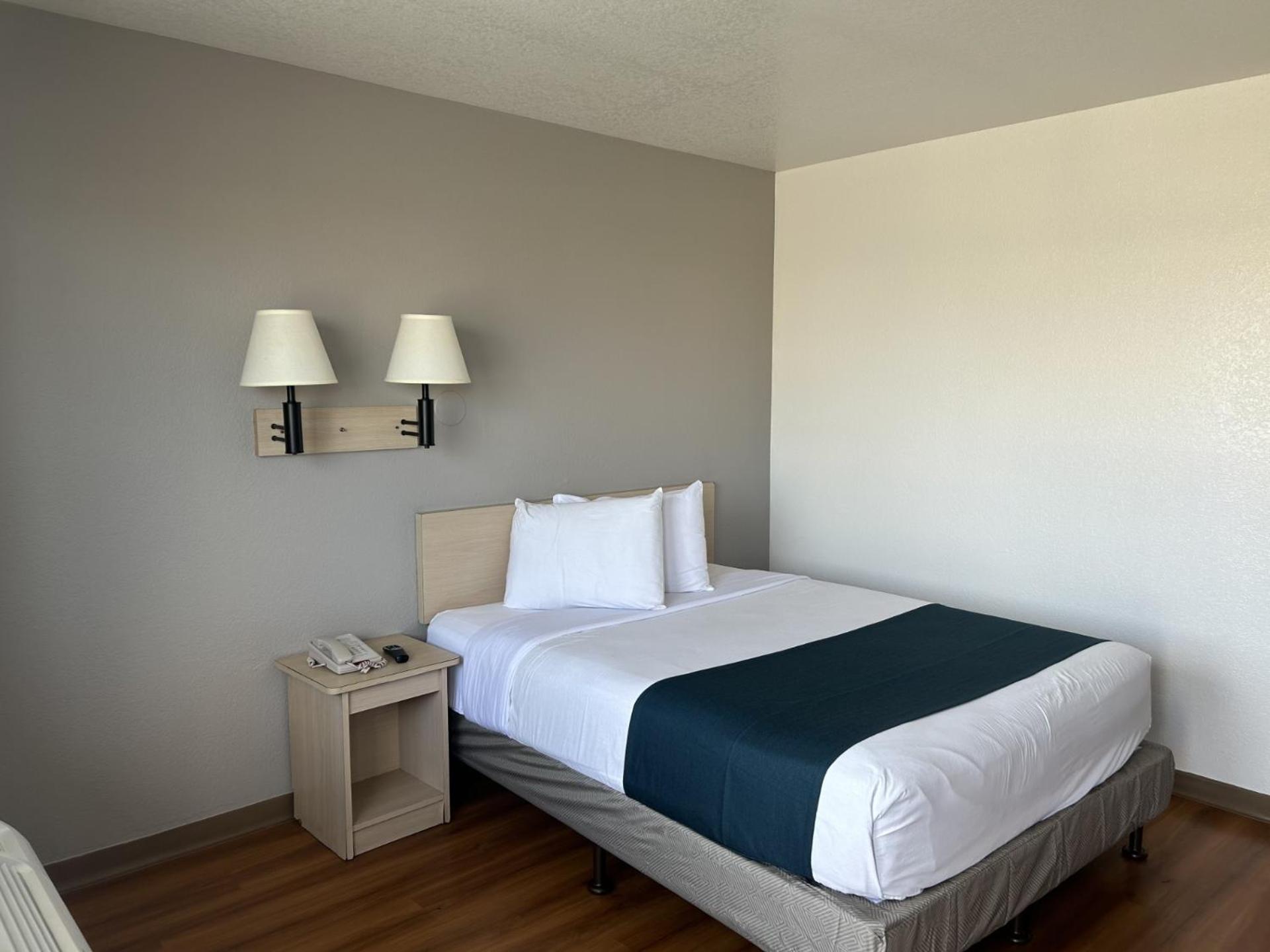 6-stanton, Ca Hotel